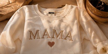 Cream sweatshirt embroidered with MAMA and a heart